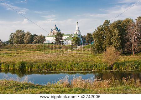 schÃ¶ne Sommerlandschaft bei einem Teich, Vladimirskiy Gebiet, Russland