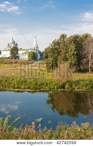Schöne Sommerlandschaft bei einem Teich, Vladimirskiy Gebiet, Russland