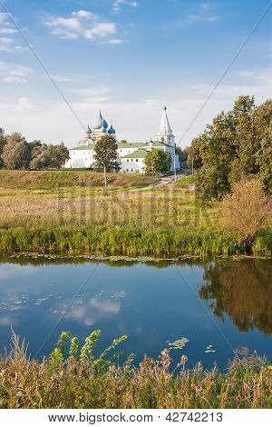 schÃ¶ne Sommerlandschaft bei einem Teich, Vladimirskiy Gebiet, Russland