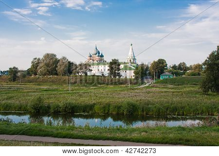 Schöne Sommerlandschaft bei einem Teich, Vladimirskiy Gebiet, Russland
