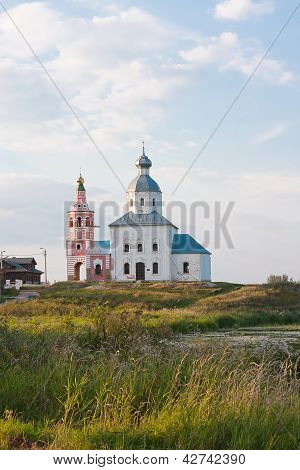 Schöne Sommerlandschaft bei einem Teich, Vladimirskiy Gebiet, Russland