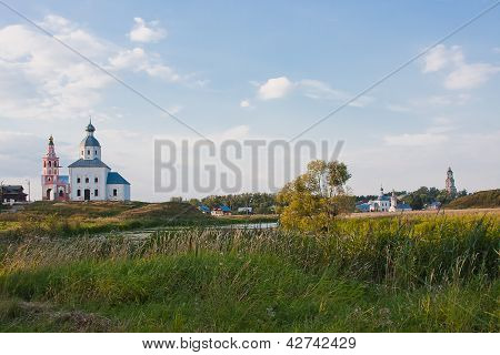 Schöne Sommerlandschaft bei einem Teich, Vladimirskiy Gebiet, Russland