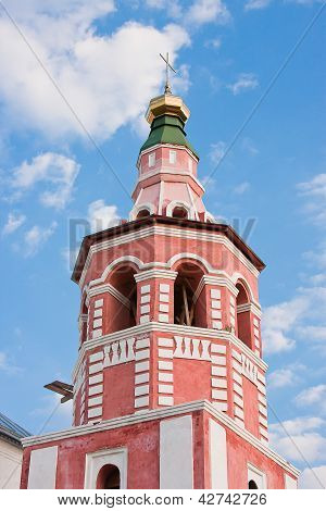 Kirche auf einem Hintergrund blauer Himmel, Vladimirskiy Gebiet, Russland