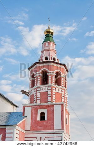 Kirche auf einem Hintergrund blauer Himmel, Vladimirskiy Gebiet, Russland