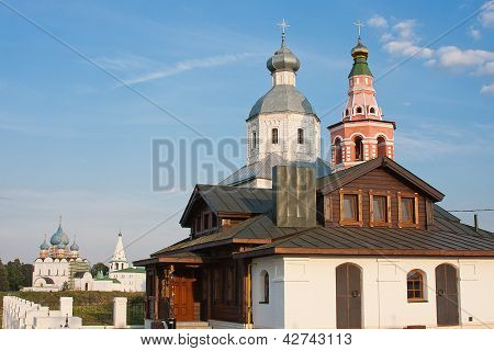 Kirche auf einem blau Himmel Vladimirskiy Bereich Russland
