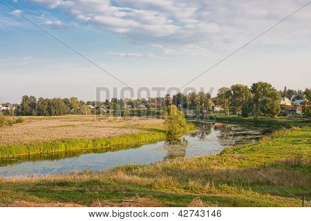 Schöne Sommerlandschaft bei einem Teich, Vladimirskiy Gebiet, Russland