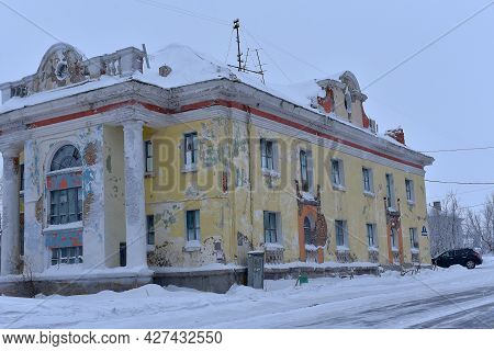 Russia, Vorkuta 14.02.2021 Old Abandoned Two-storey House With Frosts In Winter