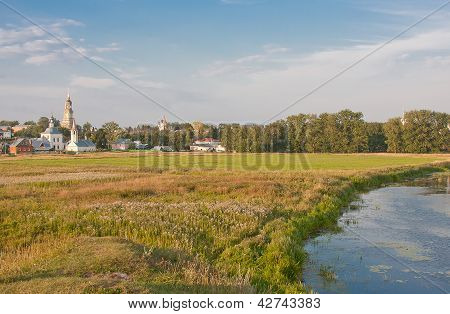 Schöne Sommerlandschaft bei einem Teich, Vladimirskiy Gebiet, Russland