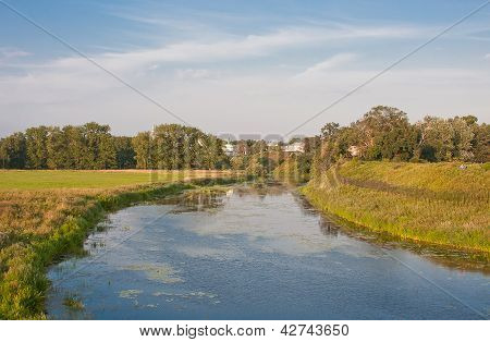 Schöne Sommerlandschaft bei einem Teich, Vladimirskiy Gebiet, Russland