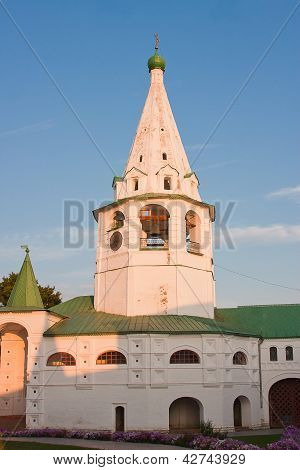 Kirche auf einem Hintergrund blauer Himmel, Vladimirskiy Gebiet, Russland