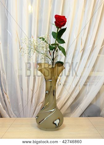 孤独なバラの花瓶には。