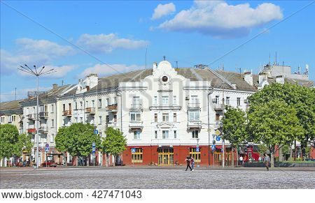 Chernihiv - Ukraine. 27 August 2016: City Square With Blossoming Chestnuts. Central Area In Chernihi