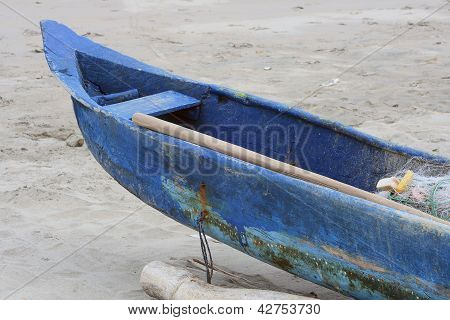 Prua di una barca da pesca blu