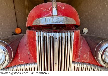 Shamrock, Texas - May 6, 2021: Close Up Of The Front Grill Of A Classic Studebaker Vintage Classic C