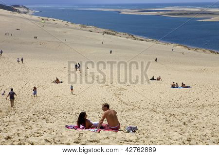PYLA SUR MER, FRANCE - 8 août : Les gens visite de la célèbre dune du Pyla, la plus haute dune de sable d'E