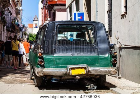 Rua de Havana de Cuba Caribbean vida com carro estacionado