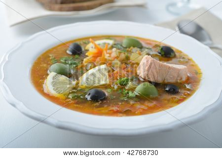 Solyanka com salmão, azeitonas e limão