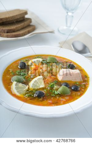 Solyanka com salmão, azeitonas e limão