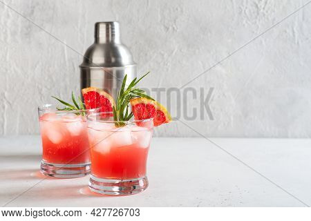 Grapefruit Summer Coctail Grink With Slice Of Grapefruit And Rosemary