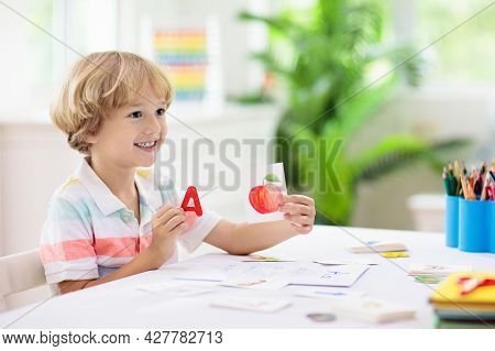 Kid Learning To Read. Phonics Flash Cards.