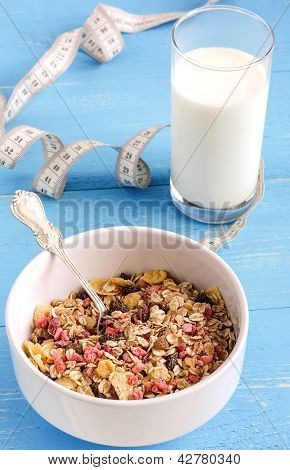 müsli med mjölk och ett måttband