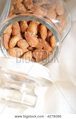 Makea pähkinät jar.