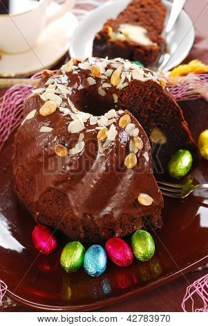 アーモンドとイースターのためのトッピング ナッツとチョコレートのリング ケーキ