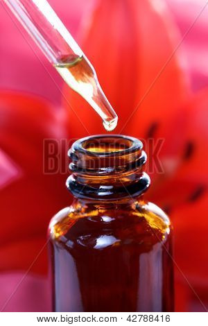 Kruidengeneeskunde Dropper fles met bloemen