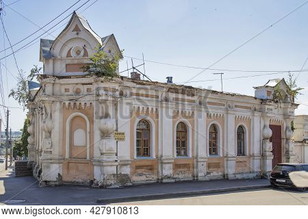 Yelets, Lipetsk Region, Russia - July 2021, An Old Abandoned Merchant House At The Intersection Of O