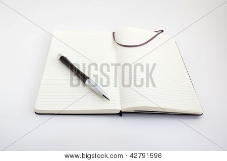 Caderno e caneta em branco