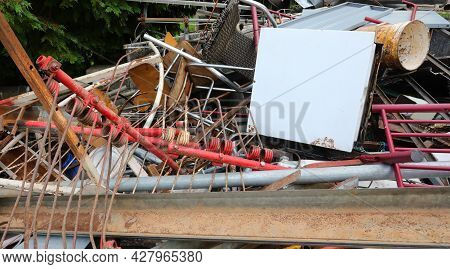 Metal And Ferrous Material In The Large Recycler Landfill To Recover Used Objects And Be Able To Rec