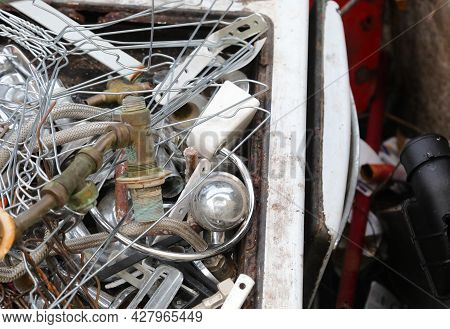 Metal And Ferrous Material In The Large Recycler Landfill To Recover Used Objects And Be Able To Rec