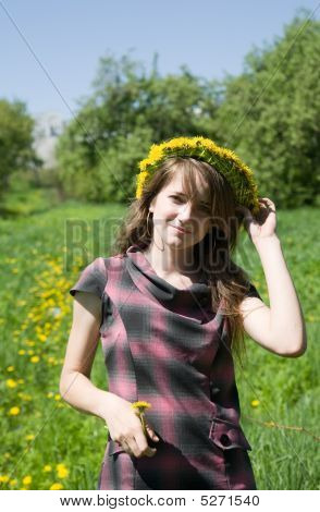 Chica adolescente en una guirnalda
