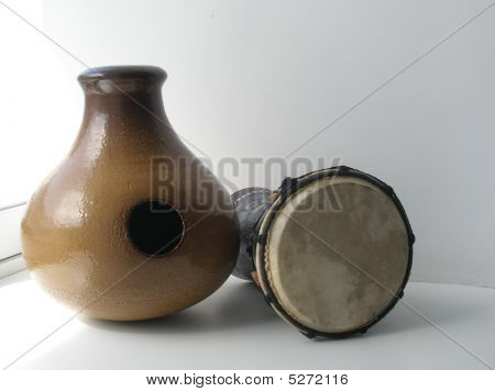 Udu etniska afrikanska lera trumman och Djembe