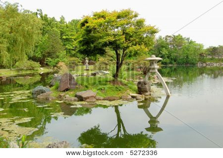 Réfléchissant jardin japonais