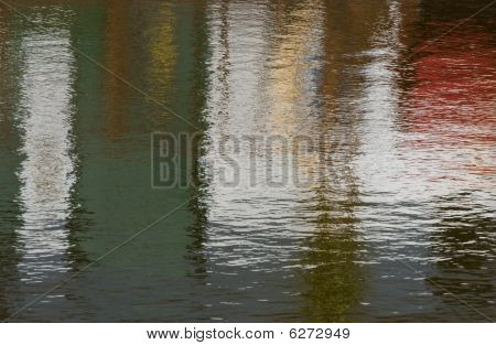 återspeglas i floden
