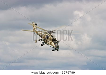 Elicottero Gunship In volo