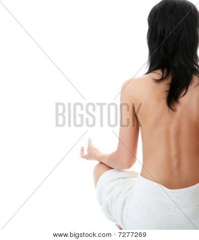 Parte posteriore di una bella donna nuda in meditazione