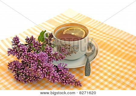 eine Tasse Tee mit Zitrone und lila