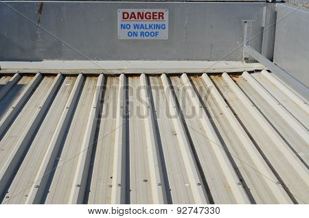 Danger fragile roof sign