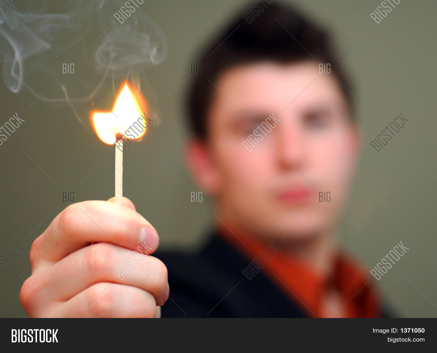 зажженная спичка в руке. человек со спичкой в руках. человек зажигает спичку. горящая спичка в темноте. зажженная записка в руке.