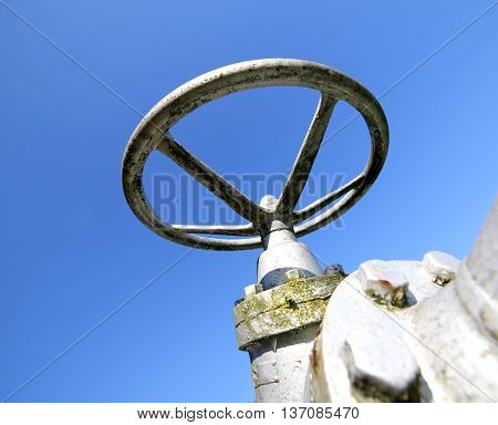 Huge Equipment Circular Shape For Maneuvering The Valve For Clos