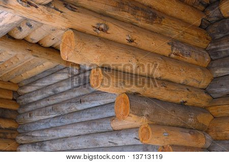 Posa da tronchi di legno incollati