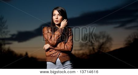 Un retrato de una mujer joven al atardecer