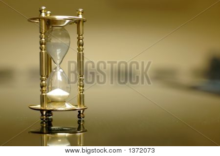 Horloge de sable dans la salle vide 