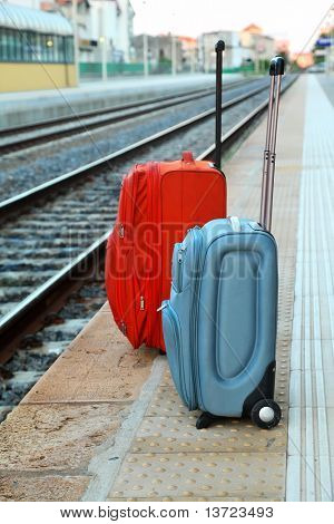 zwei großen Reisen Taschen steht auf Plattform in der Nähe von Gleisanlagen. Perspektive