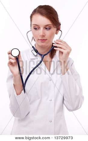Doktor el stetoskop tutar. Bir beyaz izole.