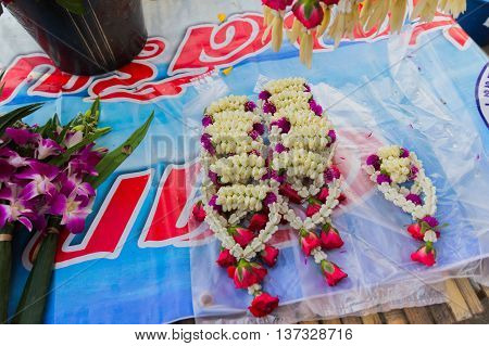 Jasmine garland Thais have unique ways of arranging flowers and using them in decorations, which are different from other places. Thai garlands called 