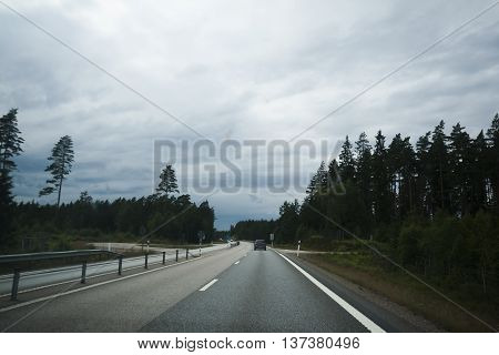 a three lane expressway divided by lines