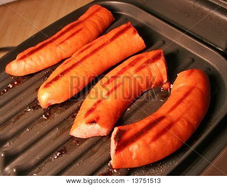 Grigliare qualche kielbasa sulla griglia